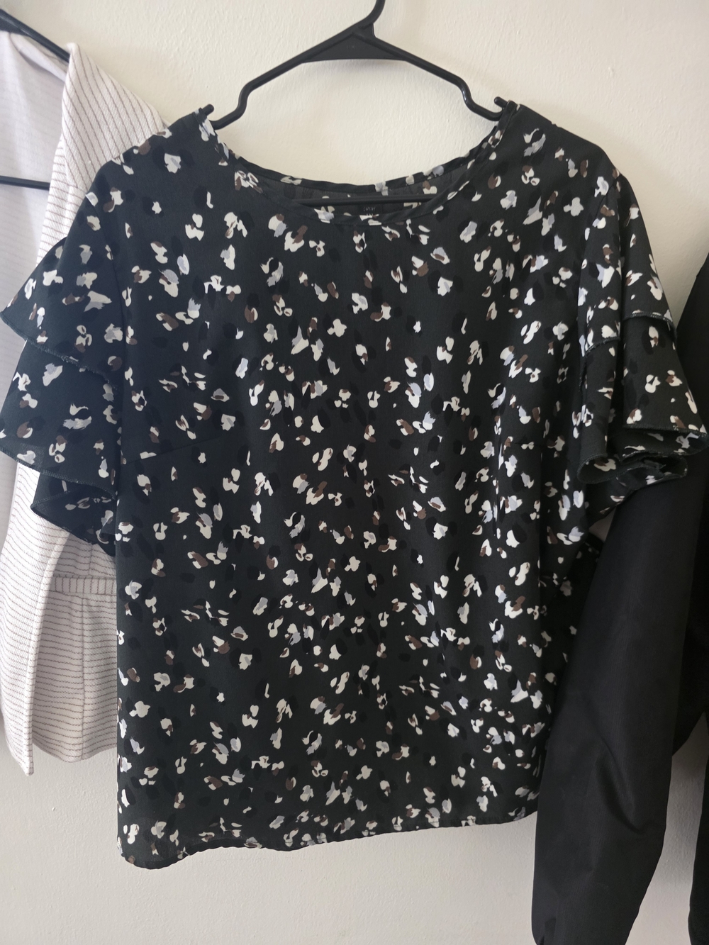 SHEIN Black Floral Speckle Ruffle Sleeve Blouse